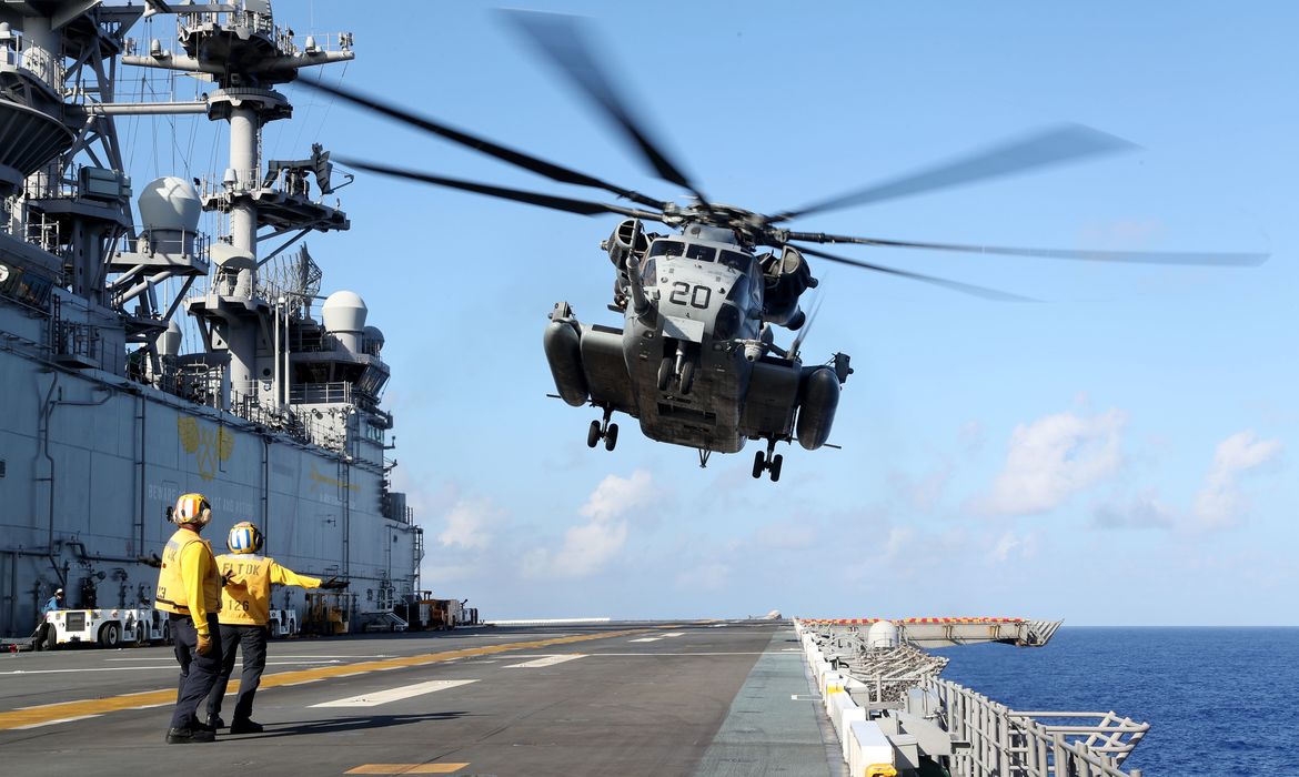 PHILIPPINE SEA (Aug. 24, 2022) A CH-53 Super Stallion helicopter assigned to Marine Medium Tiltrotor Squadron (VMM) 262 (Reinforced) takes off from amphibious assault ship USS Tripoli (LHA 7), Aug. 24, 2022. Tripoli is operating in the U.S. 7th Fleet area of operations to enhance interoperability with allies and partners and serve as a ready response force to defend peace and maintain stability in the Indo-Pacific region. Foto: U.S. Navy/Divulgação