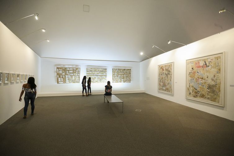Exposição A Arte de Conservar o Tempo, que festeja os 80 anos do artista plástico fluminense Fernando Madeira, no Museu Nacional da República, em Brasília.