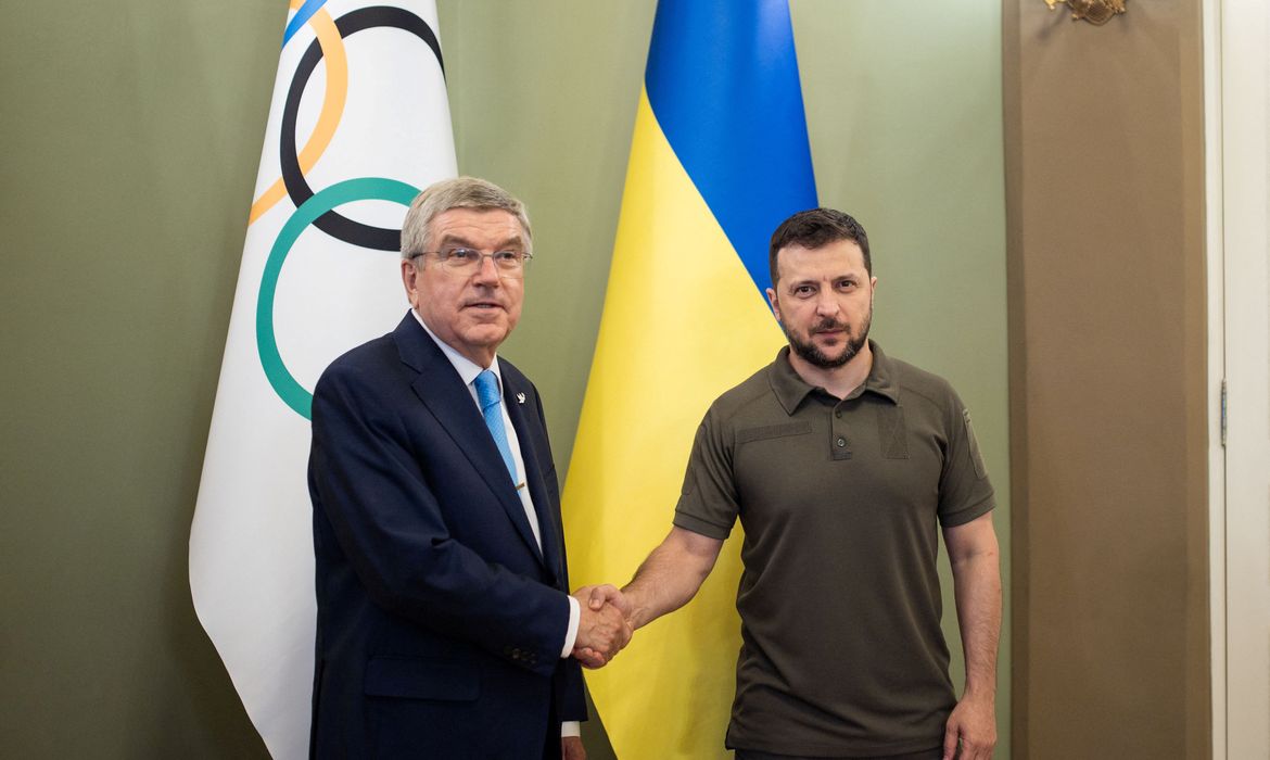 Presidente da Ucrânia, Volodymyr Zelenskiy, e presidente do COI, Thomas Bach, em Kiev
