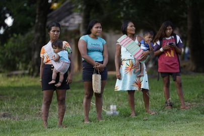 Brasnorte (MT), 09/04/2025 – Mulheres indígenas do Povo Rikbaktsa com bebês na aldeia Beira Rio, Terra Indígena Erikpatsa. Foto: Fernando Frazão/Agência Brasil