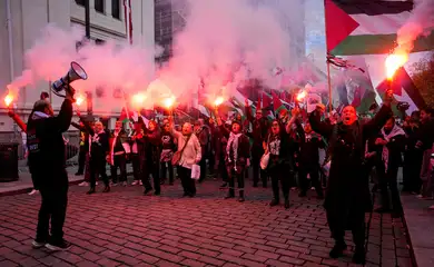 Manifestantes pró-palestinos protestam antes de jogo entre Noruega e Israel em Oslo
11/10/2025
Javad Parsa/NTB via REUTERS