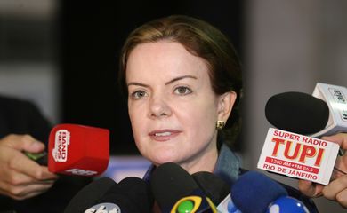 Brasília - A senadora Gleisi Hoffmann fala à imprensa sobre a 35ª fase da Operação Lava Jato (Fabio Rodrigues Pozzebom/Agência Brasil)