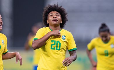 Meia Valéria, destaque da goleada do Brasil sobre o Equador, seleção feminina