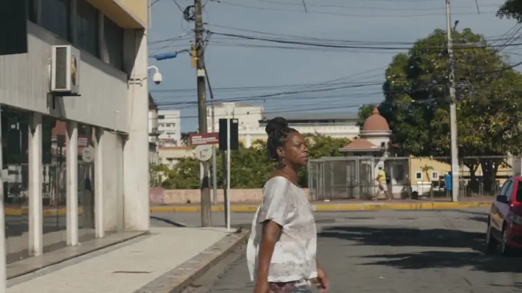 Betânia, atualmente psicopedagoga, sai em busca de outras mulheres da Casa de Passagem