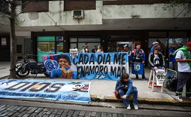 Fãs de Diego Maradona se reúnem no dia de um processo judicial contra pessoas acusadas pela morte da lenda do futebol argentino, em Buenos Aires, Argentina
11/03/2025
REUTERS/Agustin Marcarian