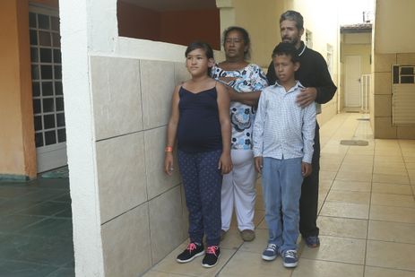Mariluz Pinero e a família, migrantes venezuelanos, são acolhidos em casas alugadas pelo programa de integração da Cáritas Brasileira, em São Sebastião, no Distrito Federal.