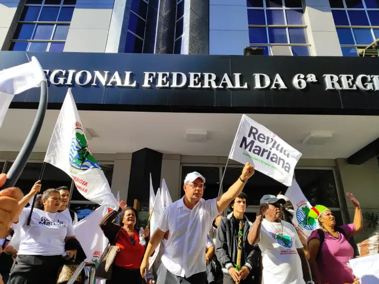 17.06.2024. Belo Horizonte (MG) - Atingidos pelo rompimento da barragem da mineradora Samarco realizaram uma manifestação em Belo Horizonte onde cobram participação nas negociações envolvendo a repactuação do acordo de reparação. 
MAB/Divulgação