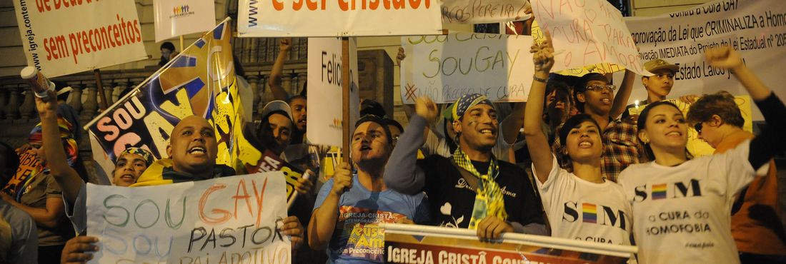Rio de Janeiro - Marcha pelo Dia Mundial do Orgulho LGBT reuniu centenas de pessoas que protestaram contra a homofobia e o Projeto da Cura Gay Rio de Janeiro - Marcha pelo Dia Mundial do Orgulho LGBT reuniu centenas de pessoas que protestaram contra a homofobia e o Projeto da Cura Gay