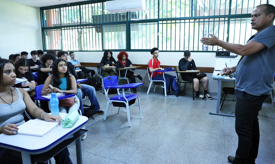 Brasília (DF), 13/02/2025 - Programa Pé de Meia. Professor durante aula para alunos da escola Setor Oeste. Foto: Antônio Cruz/Agência Brasil