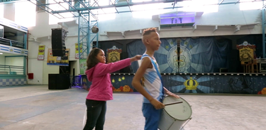 Amanda conhece Bernardo, que toca em uma escola de samba