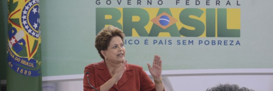 Brasília - A presidenta Dilma Rousseff sanciona lei que institui o Programa Mais Médicos