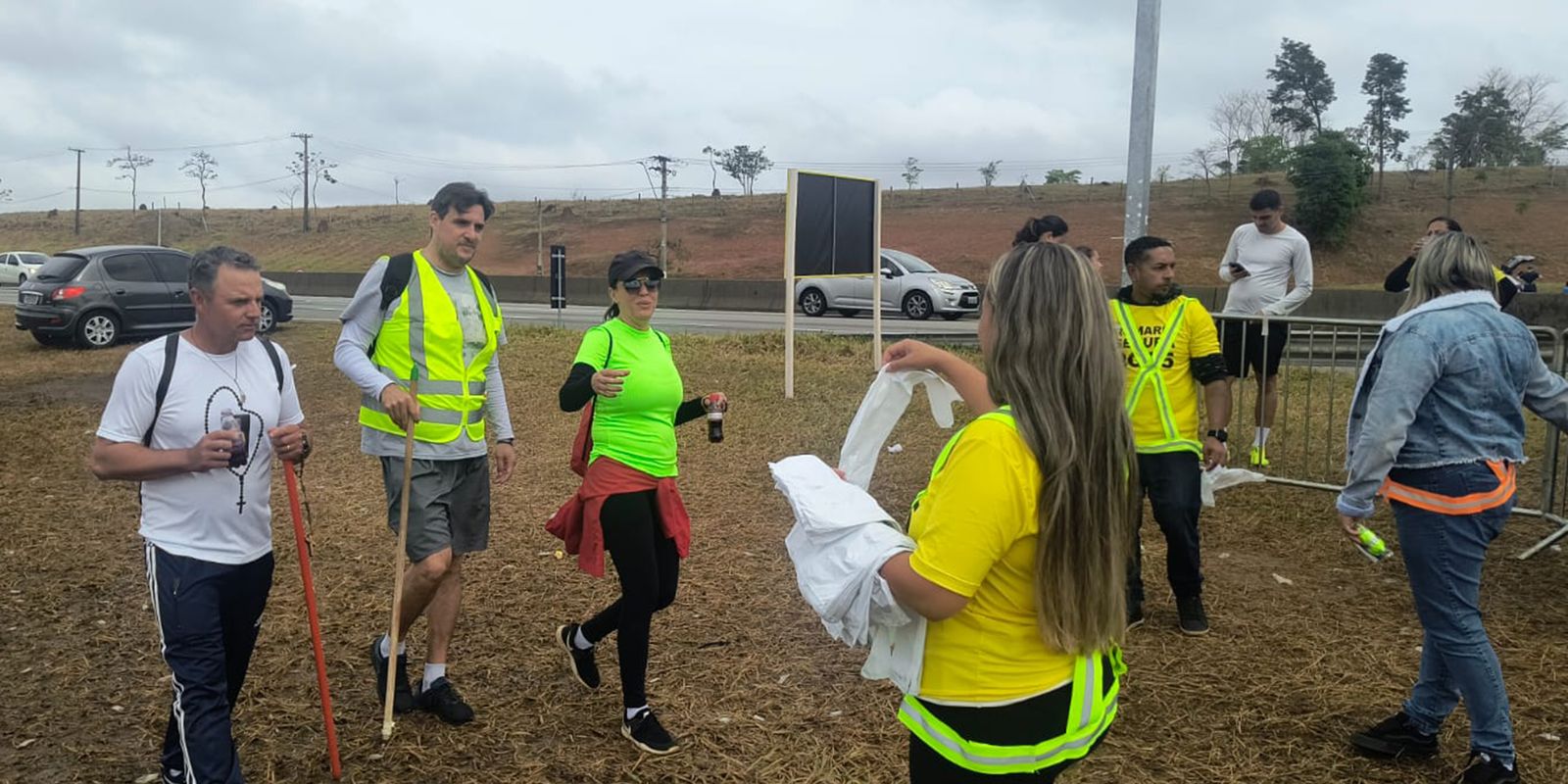 Romeiros que vão a Aparecida usam tendas de apoio em rodovias de SP
