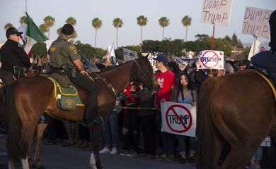 Manifestantes contrários e favoráveis às propostas do candidato republicano Donald Trump, especificamente sobre política de imigração, vão às ruas em Costa Mesa, na Califórnia