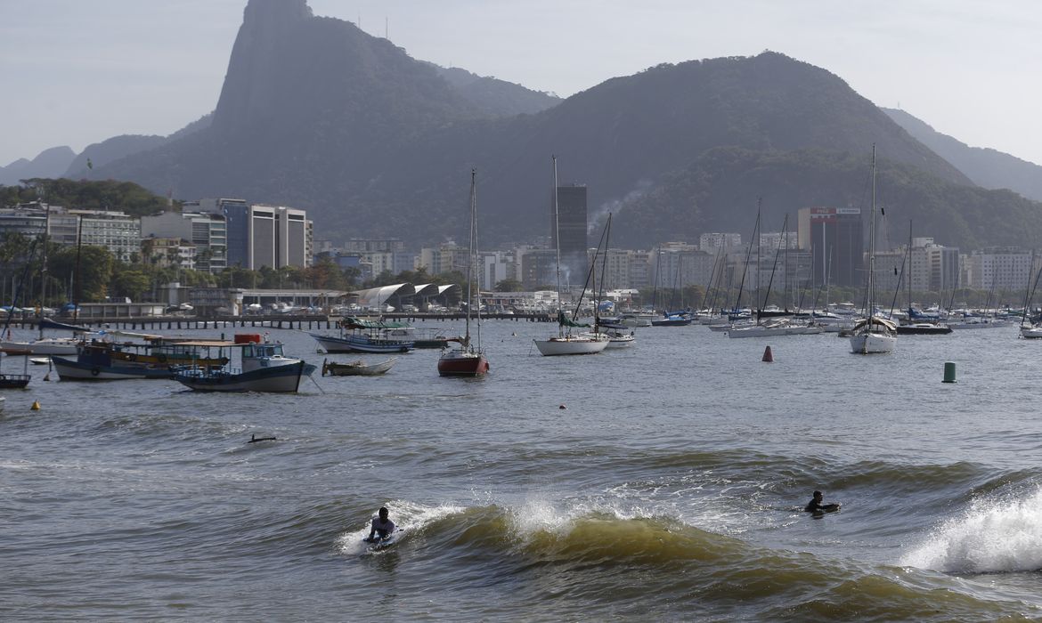 Rio de Janeiro - Surfistas aproveitam ondas menores na enseada da Urca, na Baía de Guanabara, durante ressaca que atinge o litoral carioca (Fernando Frazão/Agência Brasil)