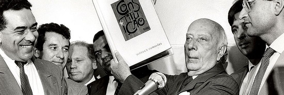 Ulysses Guimarães apresenta a Constituição Brasileira, em 1988