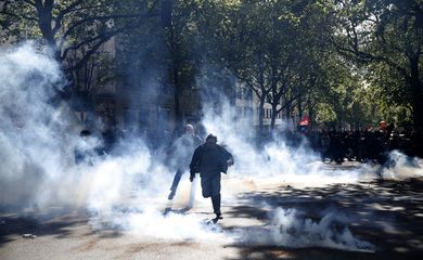 Confronto entre policiais e manifestantes encapuzados em Paris, no Dia do Trabalho
