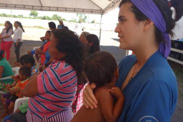 Voluntária com criança venezuelana no Centro de Referência ao Imigrante, em Roraima