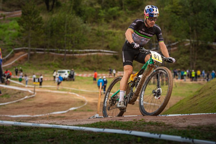 Seppia Conteúdo/MTB Festival Henrique Avancini supera pneu furado para vencer em Mairiporã.