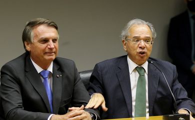 O presidente da República, Jair Bolsonaro e o ministro da Economia, Paulo Guedes, fazem  declaração conjunta à imprensa no auditório do ministério da economia em Brasília
