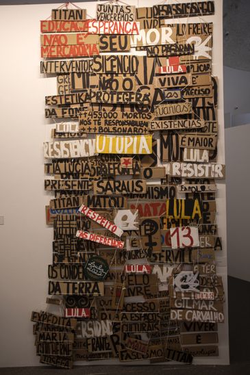 Brasilia 07/02/2023 - Obra agitprop da artrista, Aline Albuquerque, na “Exposicao Brasil futuro - As formas da democracia”, no museu da Republica.