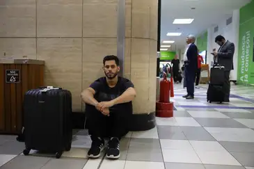 São Paulo (SP), 11/12/2025 - Arlen Augusto Pereira aguarda para embarcar após voos cancelados e atrasados no Aeroporto de Congonhas. Foto: Rovena Rosa/Agência Brasil
