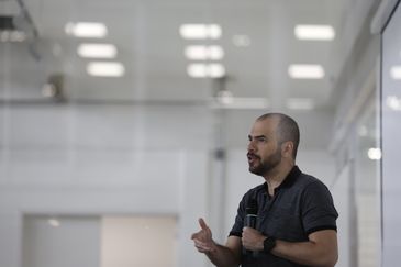 Rio de Janeiro (RJ) 19/08/2024 – O matemático Artur Avila, que há 10 anos recebeu a Medalha Fields, ministra palestra para alunos do IMPA Tech, primeiro curso de graduação do Instituto de Matemática Pura e Aplicada. Foto: Fernando Frazão/Agência Brasil