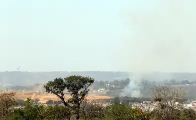 Brasília (DF), 22/08/2025 - Fumaça de queimada durante o calor e a baixa umidade. Foto: Bruno Peres/Agência Brasil