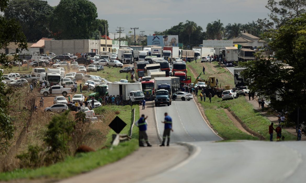Apoiadores de Bolsonaro bloqueiam estrada em protesto em Abadiânia (GO)