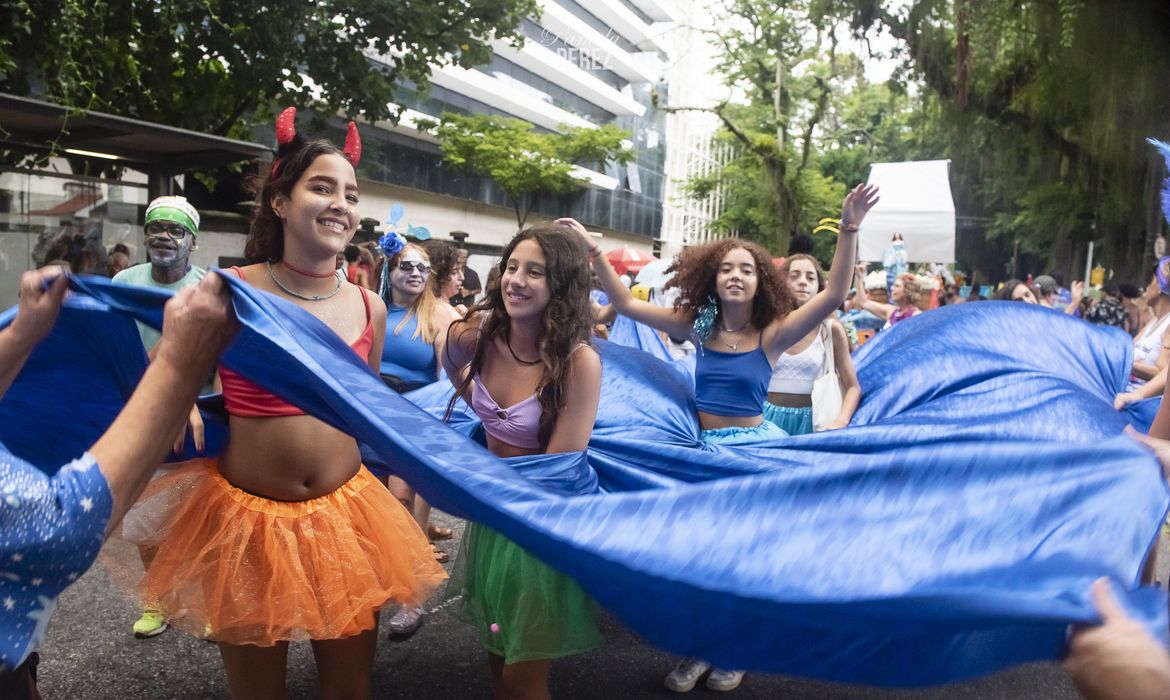 Blocos de saúde mental espalham alegria pelas ruas do Rio