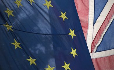 Bandeira da União Europeia e do Reino Unido. Os britânicos decidem hoje, por meio do referendo Brexit se continua como membro da União Europeia