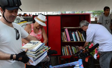 São Paulo - Robson Mendonça, do Movimento Estadual de População em Situação de Rua, recebe doações de livros para a Bicicloteca (Rovena Rosa/Agência Brasil)