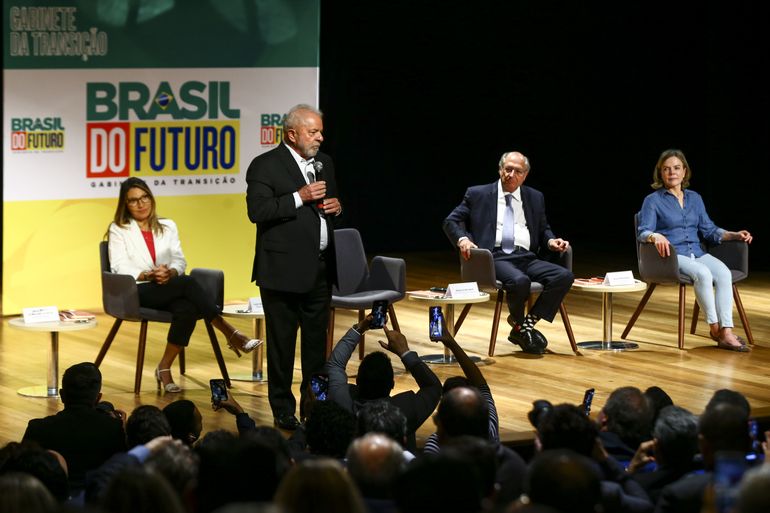O presidente eleito, Luiz Inácio Lula da Silva, visita pela primeira vez o  centro de transição no Centro Cultural Banco do Brasil (CCBB) e se reúne  com parlamentares das bancadas aliadas. |
