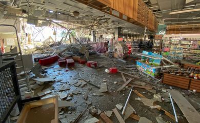 Vista de um supermercado localizado dentro de um shopping danificado por um ataque russo com míssil em Kharkiv, na Ucrânia