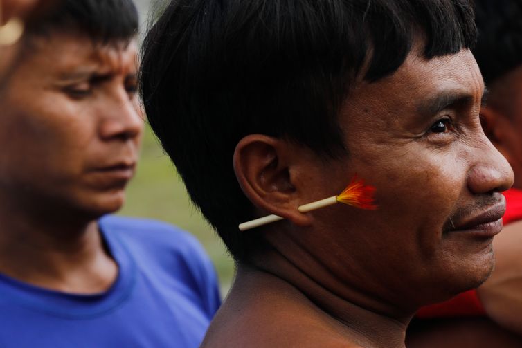 Surucucu (RR), 09/02/2023 - Homens yanomami em Surucucu, na Terra Indígena Yanomami.  Foto: Fernando Frazão/Agência Brasil