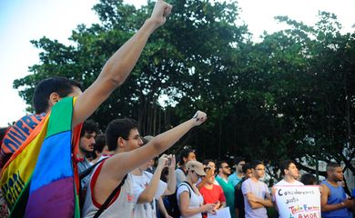 Ato contra a LGBTfobia e pela criminalização da homofobia, na praia de Copacabana zona sul da cidade,  reúne dezenas de pessoas (Tânia Rêgo/Agência Brasil)