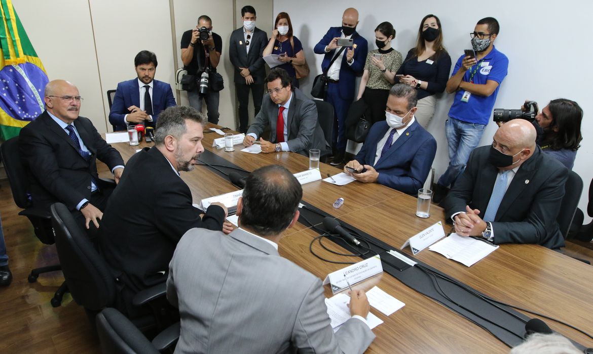 Os ministros das comunicações, Fábio Faria, da Educação, Milton Ribeiro, da Secretaria de Comunicação Social da PR, Fabio Wajngarten, o presidente da EBC, Glen Valente, e o secretário de educação do DF, Leandro Cruz, lançam o projeto Maratona ENEM.