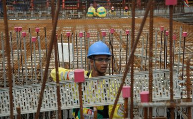 Rio de Janeiro - O prefeito Eduardo Paes visita o canteiro de obras do Museu do Amanhã, em construção no Pier Mauá, zona portuária do Rio (Tânia Rêgo/Agência Brasil)