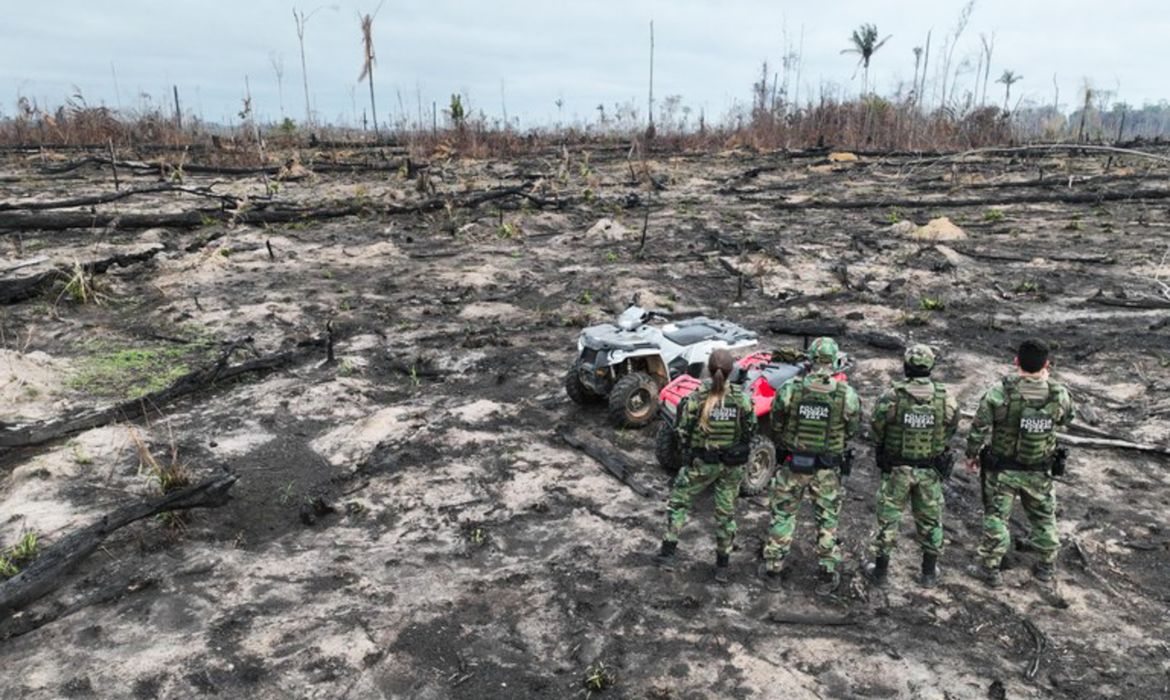 Polícia Federal/divulgação Rio Branco-Acre 01/10/2024 Polícia Federal no Acre, deflagrou operação para combater os crimes de desmatamento, impedimento de regeneração e provocação de incêndio em uma área de aproximadamente 950 hectares, situada em gleba pública federal. Foto: Polícia Federal/Divulgação