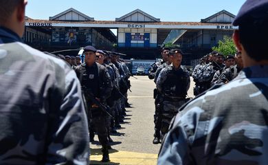 O esquema especial de segurança para as eleições no Rio começou na tarde de hoje (24), com a saída de equipes da polícia militar do Batalhão de Choque, no centro da capital fluminense (Tomaz Silva/Agência Brasil)