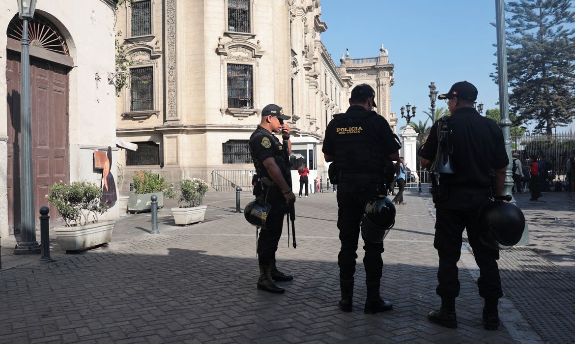 Policiais estão do lado de fora do Palácio do Governo depois que promotores invadiram a casa da presidente Dina Boluarte como parte das investigações sobre possível enriquecimento ilícito e não declaração de propriedade de relógios de luxo, em Lima, Peru, em 30 de março de 2024. REUTERS/Sebastian Castaneda