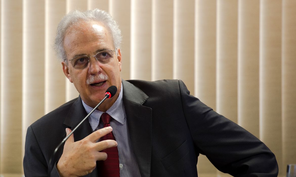 Brasília - O presidente da Coordenação de Aperfeiçoamento de Pessoal de Nível Superior (Capes), Carlos Nobre, durante assinatura de protocolo de cooperação na área de desastres ambientais (Marcelo Camargo/Agência Brasil)