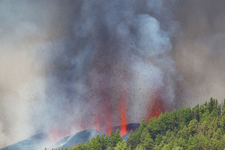 Lava e fumaça emergem após erupção de vulcão na Espanha