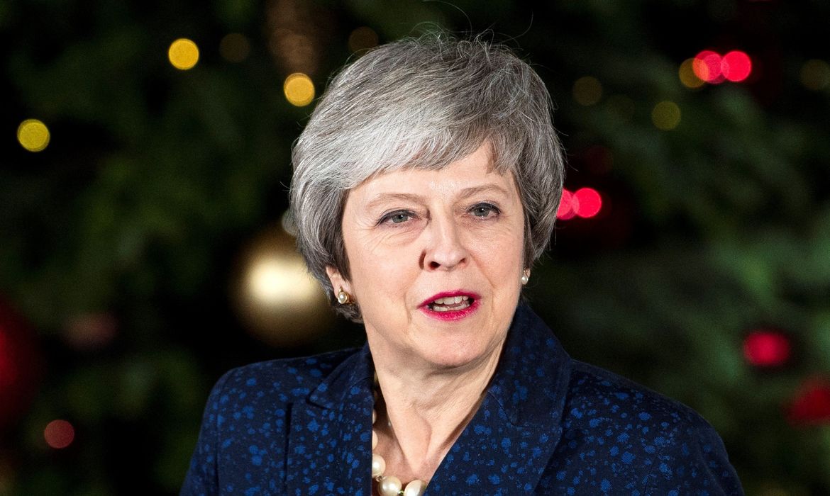 Theresa May sobrevive a moção de confiança e continua como premiê do Reino Unido