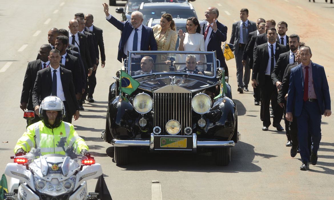 O presidente eleito do Brasil, Luiz Inácio Lula da Silva, a primeira-dama Rosângela Lula da Silva (Janja), a vice primeira-dama, Maria Lúcia Guimarães Ribeiro Alckmin, e o vice-presidente, Geraldo Alckmin, desfilam no Rolls-Royce presidencial