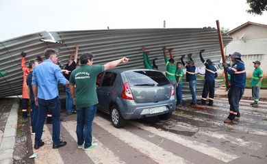 Cascavel (PR), 25/10/2024 - Força-tarefa auxilia vítimas de temporal em Cascavel. Equipes da Defesa Civil e várias secretarias municipais estão trabalhando para minimizar os impactos causados pelas chuvas e ventos fortes. Foto: Prefeitura de Cascavel/Divulgação