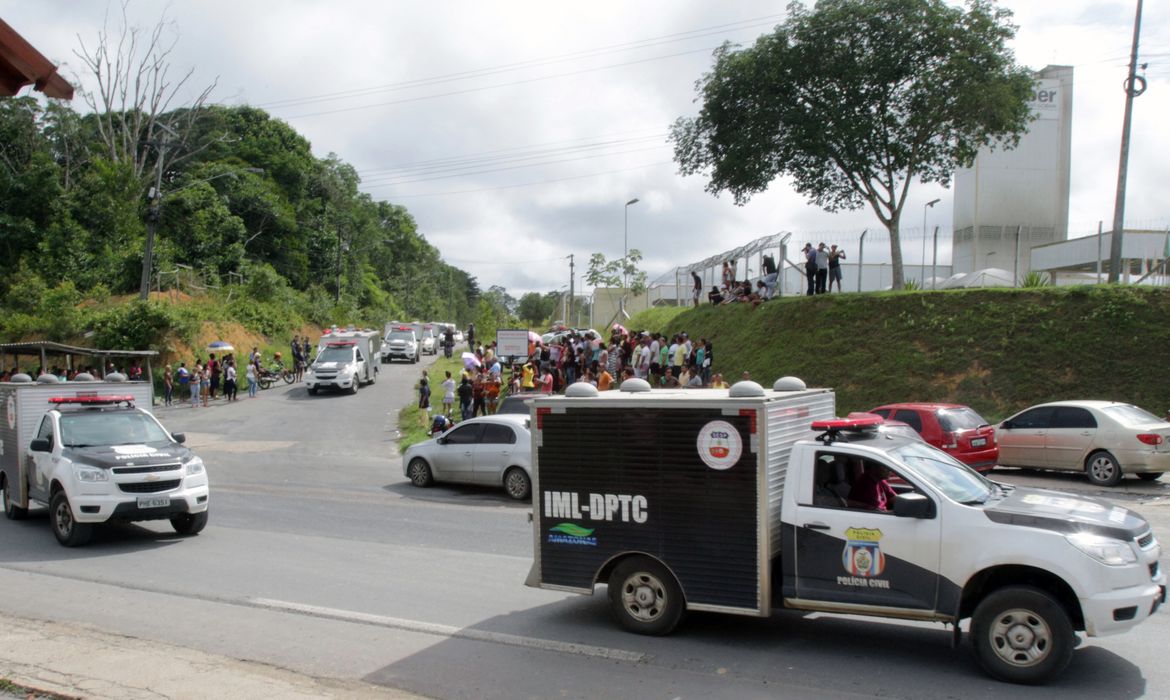 Carros do IML em frente ao Complexo Prisional Anísio Jobim (Compaj), em Manaus 