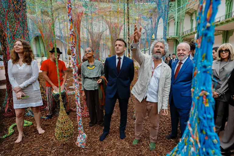 Paris, 06/06/2025 - Presidente da República, Luiz Inácio Lula da Silva, durante visita à exposição “Nosso Barco Tambor Terra”, de Ernesto Neto, na companhia do Presidente da República Francesa, Emmanuel Macron, no Grand Palais. Foto: Ricardo Stuckert/PR