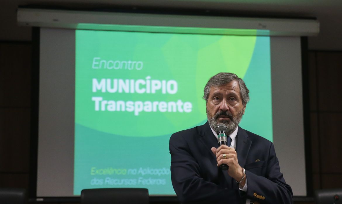 Brasília - Ministro da Transparência, Fiscalização e Controle, Torquato Jardim, fala à imprensa sobre os objetivos do Encontro Município Transparente (José cruz/Agência Brasil)