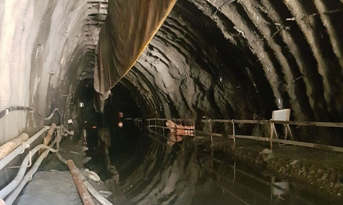 Escavação do túnel no Bingen, em Petrópolis, que provocou cratera de 70 metros e profundidade e 30 metros de diâmetro e interditou a rodovia BR-040, na altura do quilômetro 81, sentido Rio (Divulgação/Prefeitura de Petrópolis)