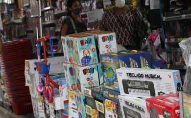 Movimento de vendas de brinquedos para o Dia das Crianças, comércio varejista nas ruas do Polo Saara, centro do Rio de Janeiro.